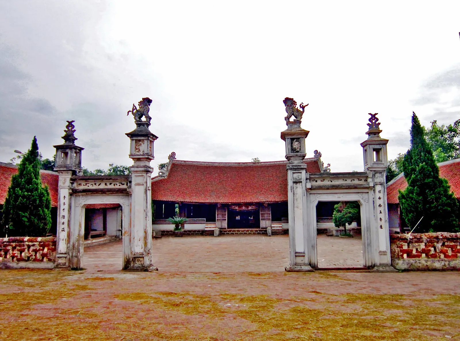 Gateway pillars and the tiled roof of Mong Phu communal house in Duong Lam