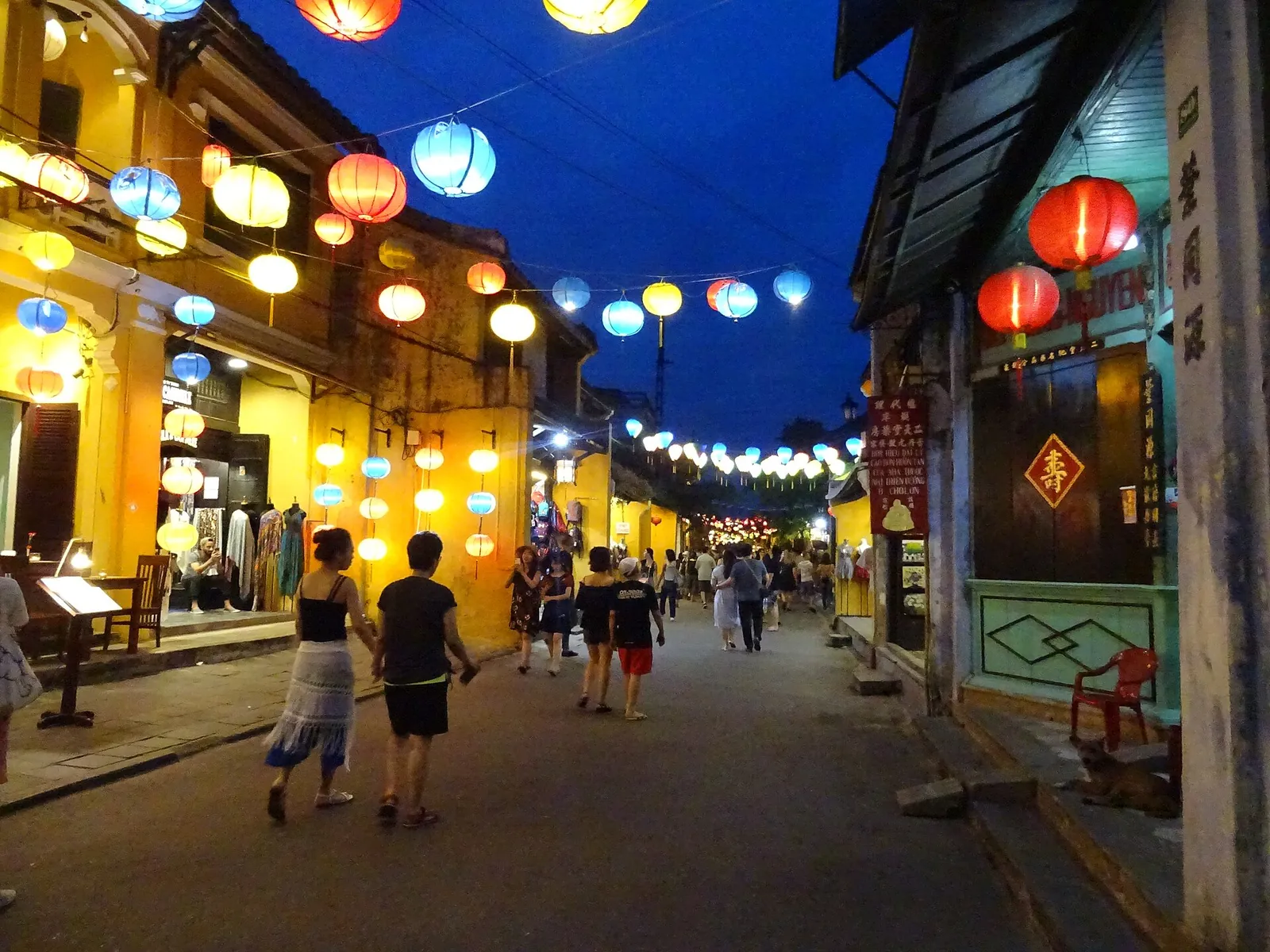 Eine alte Straße in Hoi An bei Einbruch der Dämmerung, behängt mit leuchtenden Seidenlaternen