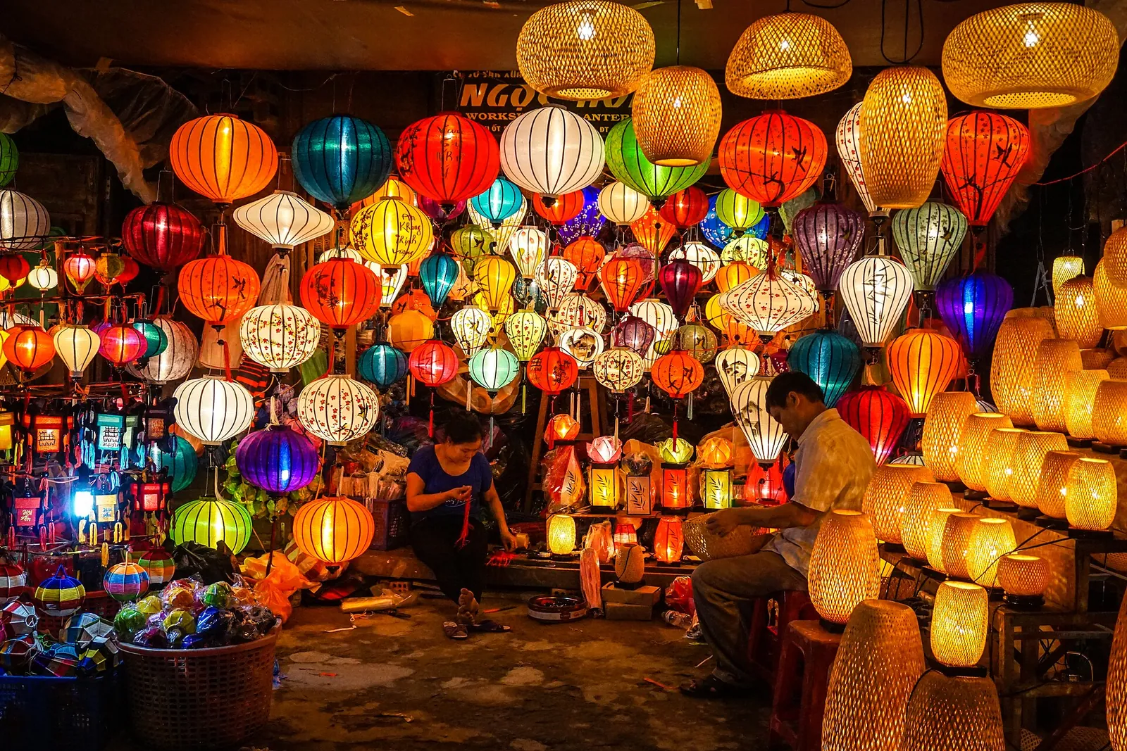 Ein Laternenstand in Hoi An leuchtet mit Hunderten bunten Seidenlaternen