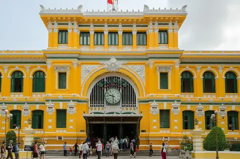 Saigons hovedpostkontors gule facade med buet indgang og ur