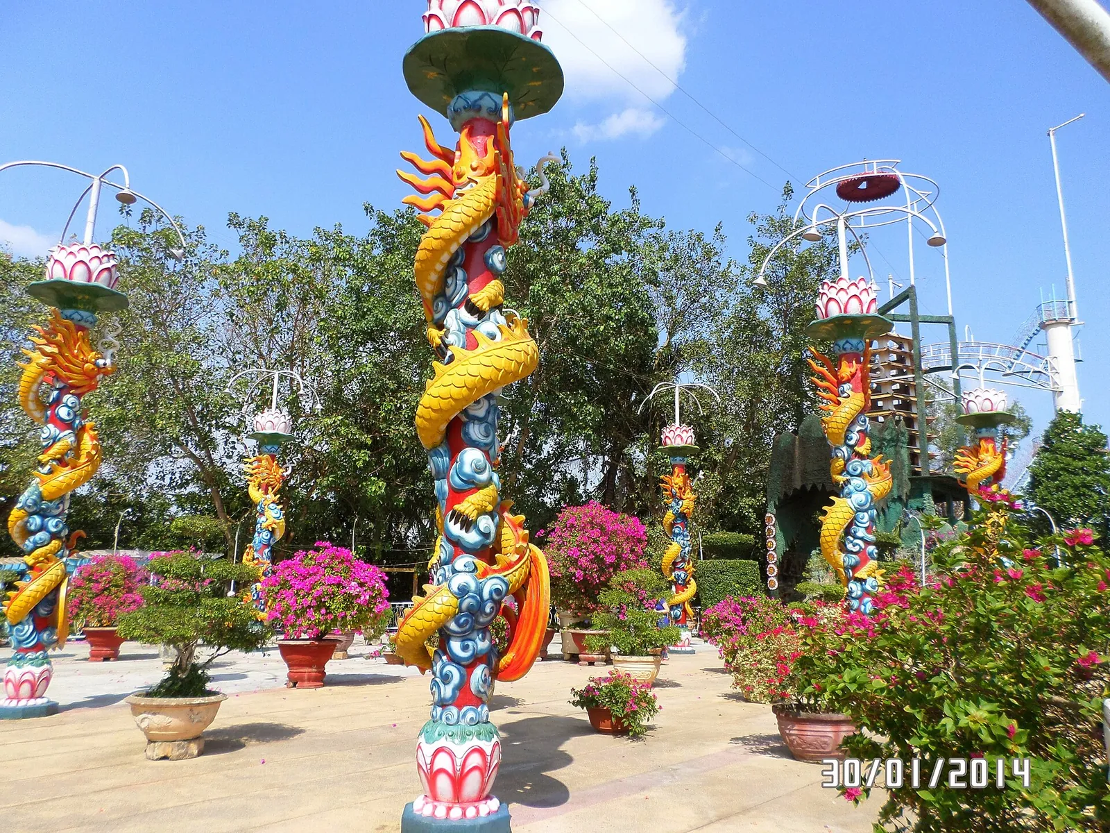 Søjler med drager viklet rundt om og blomsterpotter i Tan Thach, Chau Thanh, Ben Tre