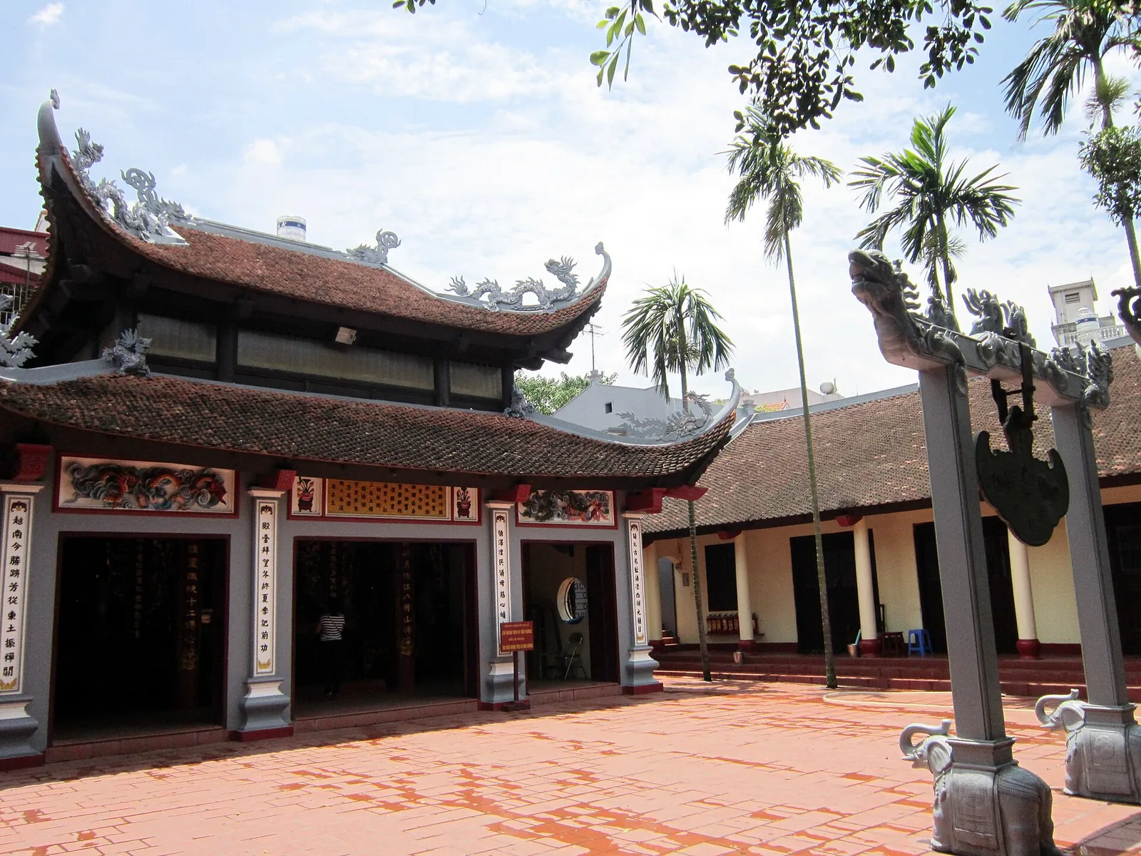 Courtyard and curved-roof halls of Tay Ho Temple (Phu Tay Ho) in Hanoi
