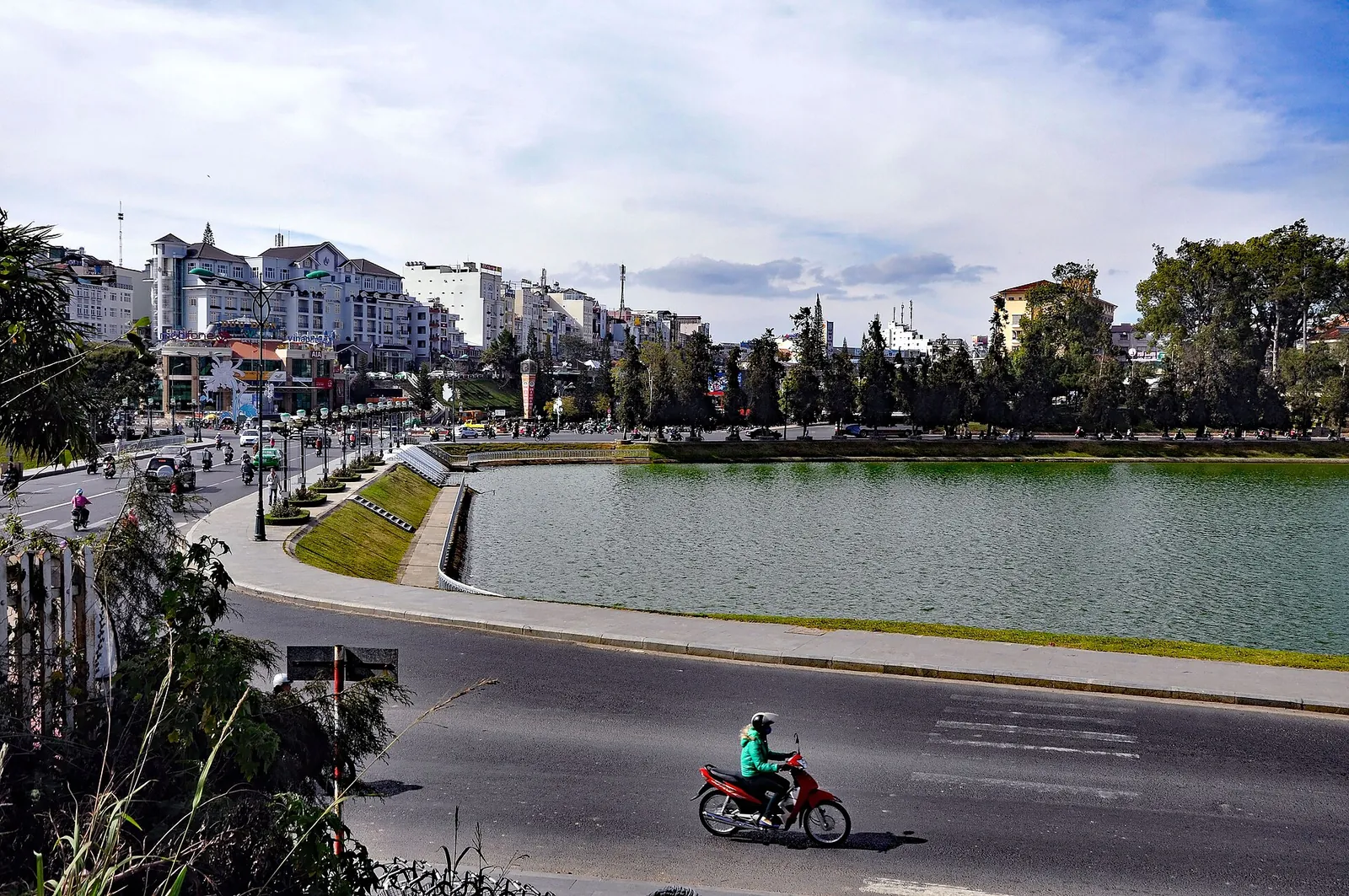 Xuan Huong Lake in central Da Lat with a lakeside road and hillside buildings